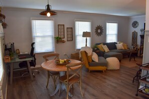 Älytelevisio, kirjoja, tietokoneen näyttö