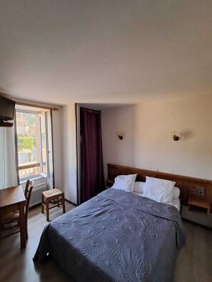 Klassieke tweepersoonskamer, uitzicht op bergen | Een bureau, een laptopwerkplek, gratis wifi