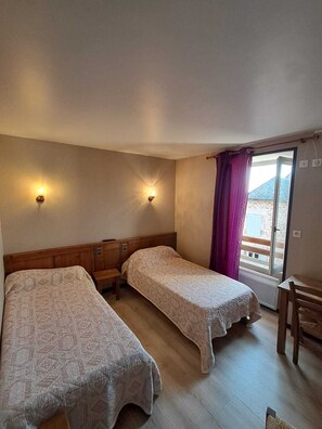 Habitación clásica con 1 cama doble o 2 individuales, vistas al valle | Escritorio, espacio para trabajar con un portátil, wifi gratis