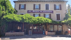 A building with a sign reading "Le Relais de Lassouts Bar - Hotel - Restaurant". - le relais de lassouts (Lassouts)