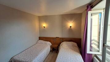 Classic Twin Room | Desk, laptop workspace, free WiFi