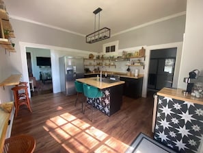 Geladeira, micro-ondas, fogão, cooktop