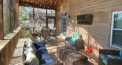 Charming 3-bedroom house in Midway with screened in porch and salt water pool!