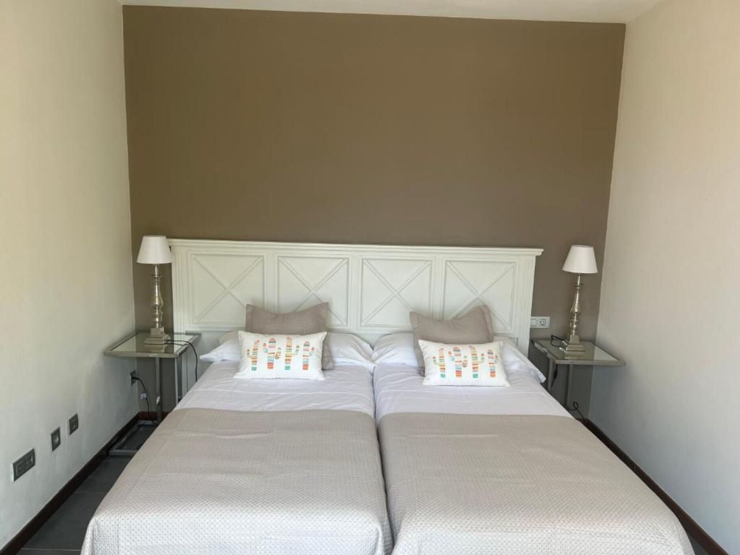 3 habitaciones, tabla de planchar con plancha y wifi gratis 