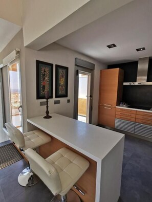 Réfrigérateur, micro-ondes, four, lave-vaisselle