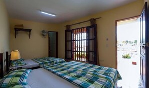 Ropa de cama de alta calidad, cubrecamas y minibar 
