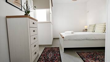 1 habitación, tabla de planchar con plancha, wifi gratis y ropa de cama