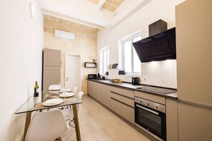 冷蔵庫、電子レンジ、オーブン、コンロ