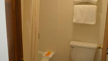 Een haardroger, handdoeken, zeep, toiletpapier