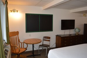 1 bedroom, iron/ironing board, WiFi, bed sheets - #28- TWO QUEEN BEDS hotel with WiFi and AC in Columbia Falls, 20 Mi to GNP (Columbia Falls)