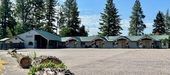 #28- TWO QUEEN BEDS hotel with WiFi and AC in Columbia Falls, 20 Mi to GNP