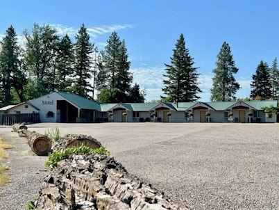 #28- TWO QUEEN BEDS hotel with WiFi and AC in Columbia Falls, 20 Mi to GNP
