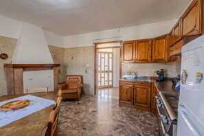 Frigorífico, horno, placa de cocina y cafetera o tetera