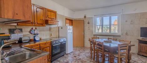 Réfrigérateur, four, plaque de cuisson, cafetiÚre/bouilloire