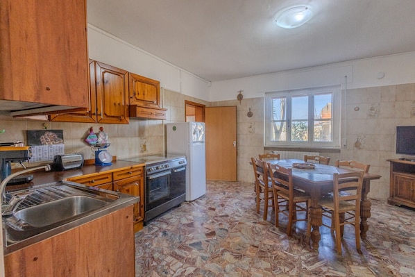 Een koelkast, een oven, een kookplaat, een koffiezetapparaat/waterkoker