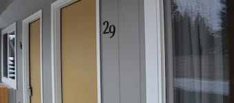 29- TWO QUEEN BEDS in Charming hotel in C. Falls with WiFi, AC, 20 mi to GNP