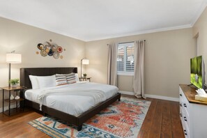 3 bedrooms, desk, iron/ironing board, free WiFi