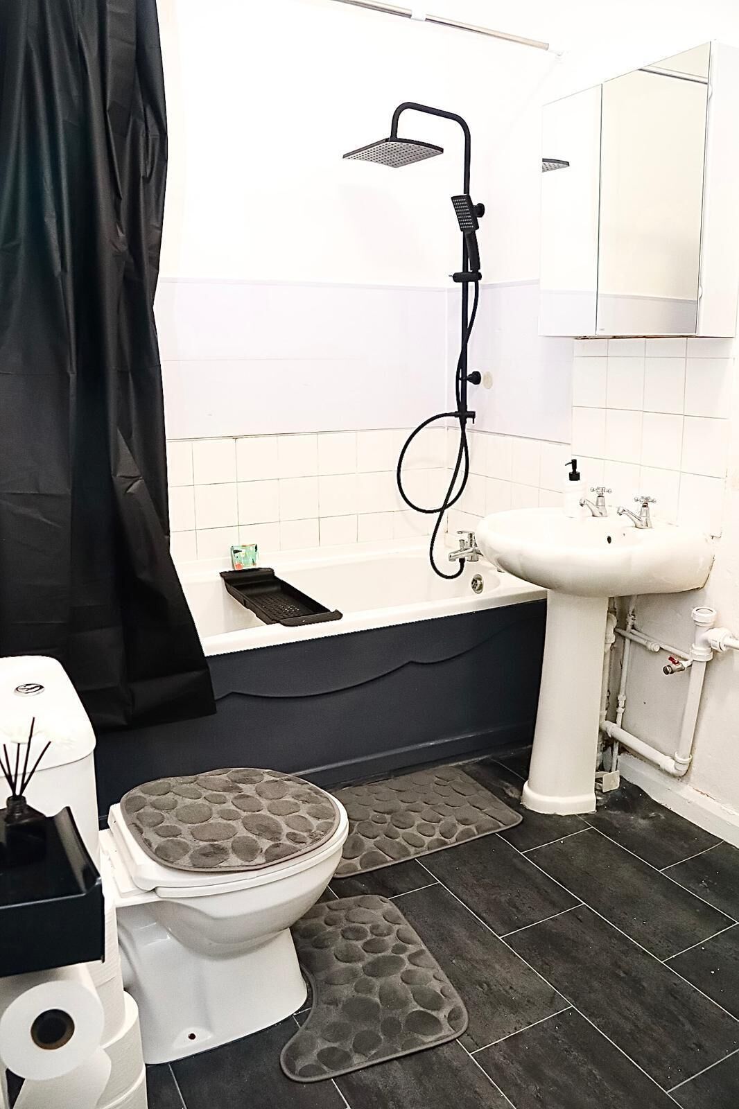 Secador de pelo, toallas, jabón, papel higiénico