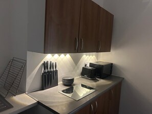 Fridge, microwave, oven, stovetop - Cosy and get away and stress free stay with us, 5-10 mins away from city centre! (Leicester)