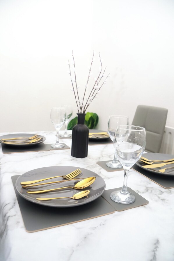 Dining - Cosy and get away and stress free stay with us, 5-10 mins away from city centre! (Leicester)