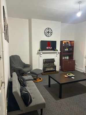 Smart TV - Cosy and get away and stress free stay with us, 5-10 mins away from city centre! (Leicester)