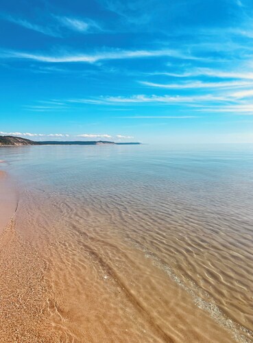 Beautiful modern farmhouse close to Lake Michigan and Frankfort, A/C, sleeps 8