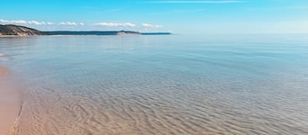 Beautiful modern farmhouse close to Lake Michigan and Frankfort, A/C, sleeps 8