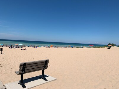 Beautiful modern farmhouse close to Lake Michigan and Frankfort, A/C, sleeps 8