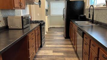 冰箱、微波炉、烤箱、炉灶