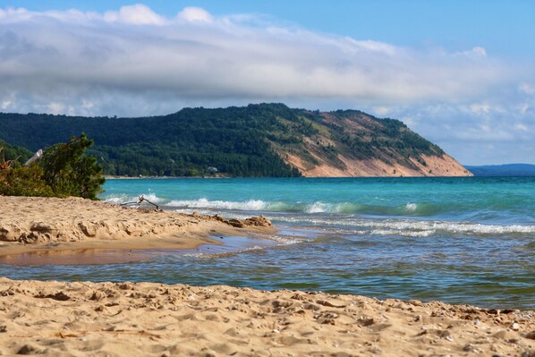 Beach nearby, sun-loungers - Beautiful modern farmhouse close to Lake Michigan and Frankfort, A/C, sleeps 8 (Elberta)