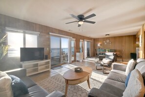 TV connectée, livres, espaces bureaux