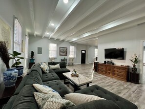 Smart-TV, DVD-spiller og bøker