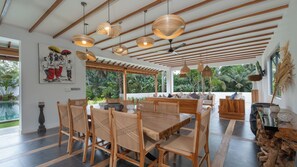 Villa, 4 Bedrooms | Dining room
