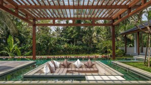 Villa, 4 habitaciones | Área de sala de estar | Smart TV de 32 pulgadas con canales por cable y Netflix 