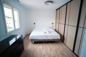 3 soverom, skrivebord, strykejern/-brett og reiseseng for barn