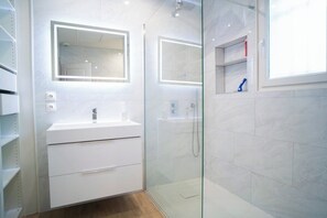 Dusche, Haartrockner, Handtücher, Seife