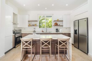 Unclassified image, 5 of 21, button