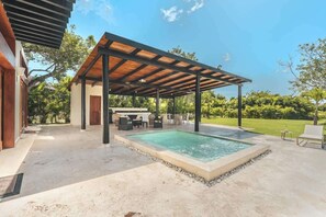 Unclassified image, 3 of 21, button