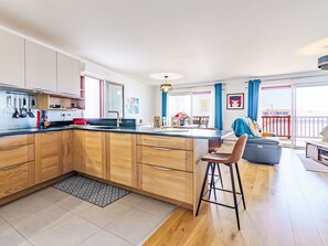 Kühlschrank, Mikrowelle, Geschirrspüler, Kochgeschirr/Geschirr/Besteck