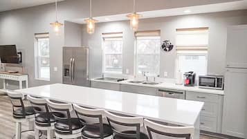 Fridge, microwave, stovetop, dishwasher