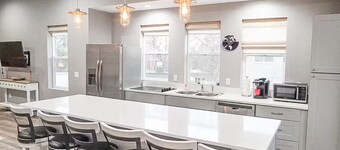 African Loft: Modern Bright Spacious 2 Bedroom Escape with Sleeper Sofa