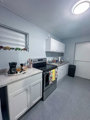 Fridge, microwave, oven, stovetop - Cozy 2-bedroom apartment in the heart of Bayamón with WiFi & AC (Bayamón)