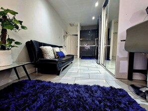 Apartment | Wohnbereich | Fernseher