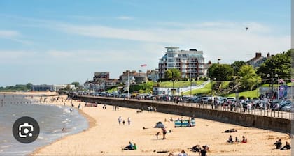 Seaside Escape - Sleeps 4 - Pets Ok - Free Parking