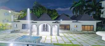 Luxurious 6-bedroom villa with  pool, bar, fire pit in gorgeous St. James Parish