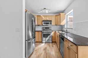 Private kitchen - Charming 3-bedroom house in wonderful West Palm Beach with WiFi & new A/C. (West Palm Beach)