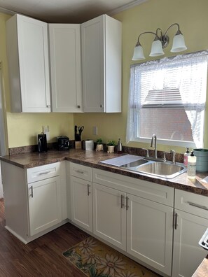 Kjøleskap, mikrobølgeovn, ovn og kokeplater