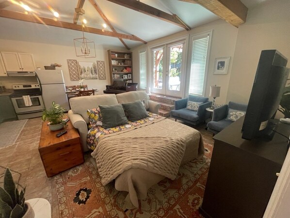 1 habitación, escritorio, tabla de planchar con plancha y cuna de viaje 