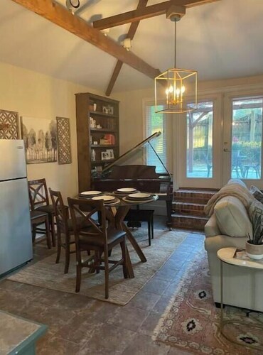 Lovely guesthouse near I10 with grand piano; 15 min from campus