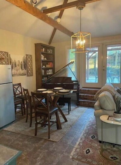 Lovely guesthouse near I10 with enclosed yard; near I10